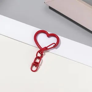 Gros plan sur un mousqueton rouge en forme de cœur pour accessoires de porte-clés DIY