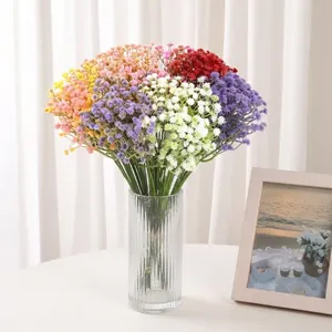 Detailansicht bunter künstlicher Schleierkrautblumen in einer klaren Glasvase