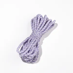 Vue détaillée d'une corde en coton tressé bicolore violet et blanc pour travaux manuels
