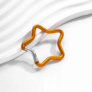 Gros plan détaillé d'un mousqueton en alliage d'aluminium orange en forme d'étoile