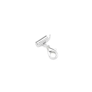 Gros plan d'un embout à tube argenté avec fermoir mousqueton pour la création de bijoux.