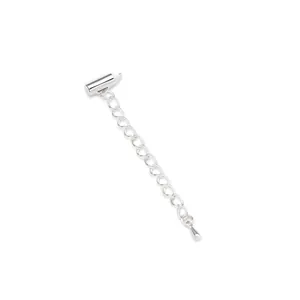Vue détaillée de l'embout tube argenté avec chaîne d'extension et breloque goutte
