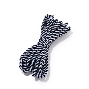 Gros plan de la corde en coton torsadée bicolore bleu marine et blanc pour DIY