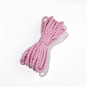 Gros plan de corde en coton torsadée rose et blanc pour l'artisanat DIY et l'emballage