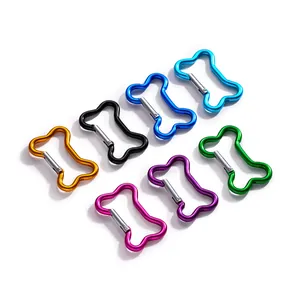 Vue détaillée de mousquetons colorés en aluminium en forme d'os pour accessoires de sac