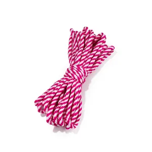 Détail d'un paquet de corde en coton torsadé rose et blanc pour l'artisanat et les cadeaux.