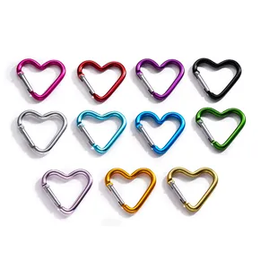 Collection de mousquetons en aluminium colorés en forme de cœur, finitions métal.