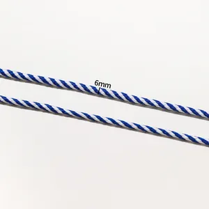 Détail macro d'une corde en coton tressé bleu et blanc de 6 mm montrant la texture