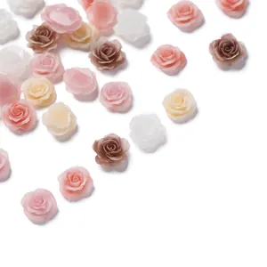 Nahaufnahme verschiedener bunter Mini-Resin-Rosen für DIY-Nagelkunst und Deko.