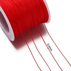 Gros plan détaillé d'un cordon en nylon rouge de 0,4 mm pour le tressage de bijoux artisanaux
