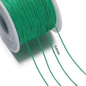 Détail de la corde de jade verte de 0,6 mm pour le tissage de bijoux faits main