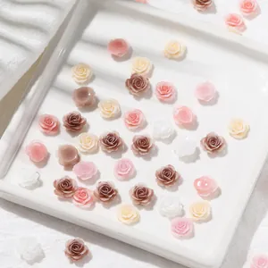 Makroaufnahme von Vintage-Mini-Rosen aus Harz für DIY-Nagelkunst und Bastelarbeiten