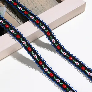 Detaillierte Nahaufnahme von ethnischem floralem Stickband mit blauer Wellenkante