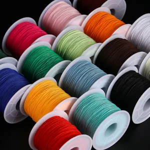 Gros plan détaillé de bobines de fils de jade de 0,6 mm pour bijoux DIY et tressage manuel.