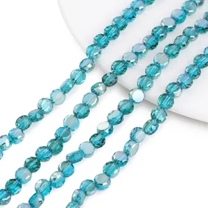 Nahaufnahme von 8mm facettierten blauen Kristallglasperlen für DIY-Schmuckherstellung