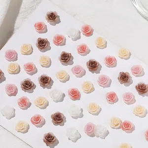 Detailansicht von Mini-Resin-Rosenblüten-Charms für DIY-Nagelkunst und Dekorationen
