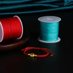 Bobines de fil de jade n° 71 de 0,4 mm avec détail de bracelet tressé rouge