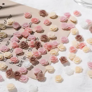 Makro-Detail verschiedener bunter Mini-Resin-Rosen für DIY Nagelkunst und Handyhüllen-Dekoration