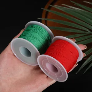 Vue rapprochée de bobines de fil de jade rouge et vert 0,6 mm pour bijoux DIY.
