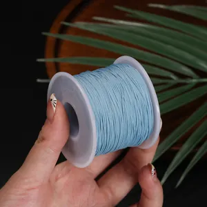 Détail macro d'un cordon tressé bleu clair de 0,6 mm pour bijoux DIY et pour perles
