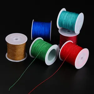 Gros plan de fils de nylon 0,4 mm sur bobines pour la création de bijoux.