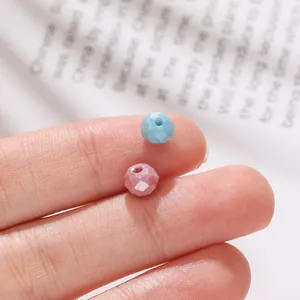 Nahaufnahme von 6 mm facettierten bonbonfarbenen Glasperlen für die DIY-Schmuckherstellung
