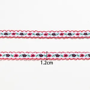 Detailansicht der 1,2 cm breiten Blumenstickerei-Borte mit Wellenkanten-Design