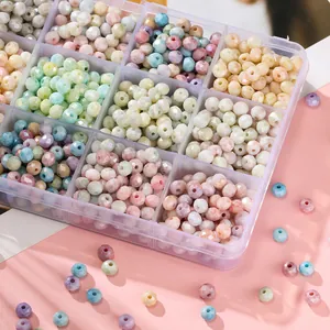 Detailansicht von 6 mm facettierten Glasperlen in Bonbonfarben für DIY-Schmuck und Bastelarbeiten.