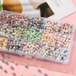 Detailaufnahme von bunten 6mm facettierten Glasperlen für die DIY-Schmuckherstellung