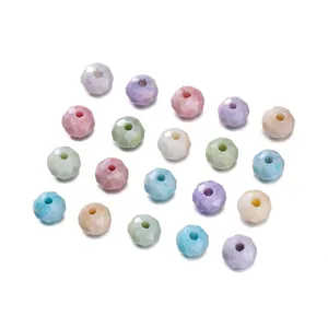 Nahaufnahme von 6mm facettierten Glasperlen in Bonbonfarben für DIY-Schmuckbasteln