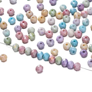 Nahaufnahme von 6 mm bonbonfarbenen facettierten Glasperlen für DIY-Schmuckherstellung