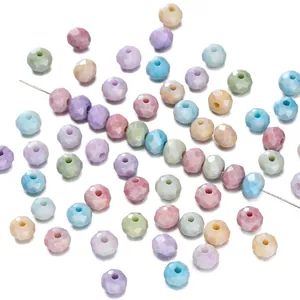 Makro-Detailansicht von facettierten 6-mm-Glasperlen in Bonbonfarben für die DIY-Schmuckherstellung