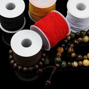 Primer plano de varios cordones elásticos de colores para hacer pulseras de bisutería.