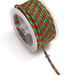 Nahaufnahme zeigt die 4mm Dicke der rot und grün gewebten unelastischen Paracord
