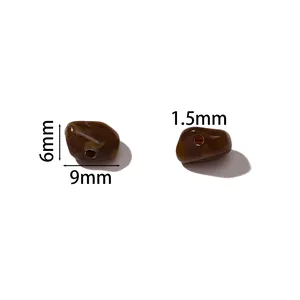Détail des perles en acrylique ambre montrant les dimensions 9x6mm et trou 1,5mm