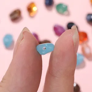 Gros plan d'une perle en acrylique bleu clair pour la création de bijoux