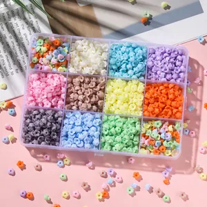 Détail de perles de muguet en acrylique de 6mm dans une boîte de rangement à 12 cases