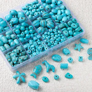 Vue détaillée de perles de turquoise synthétique de formes variées pour bijoux DIY