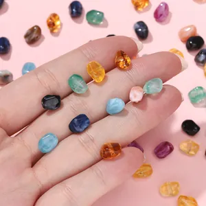 Gros plan de perles acryliques irrégulières colorées avec une texture de pierre