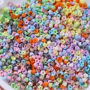 Vue rapprochée de perles de muguet en acrylique colorées de 6mm pour le bricolage créatif.