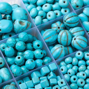 Vue détaillée de perles de turquoise synthétique de formes variées pour bijoux faits main
