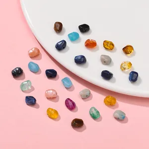 Gros plan de perles acryliques irrégulières colorées pour bijoux et bijoux de téléphone