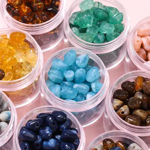 Vue rapprochée de perles en pierre acrylique irrégulières dans des pots en plastique