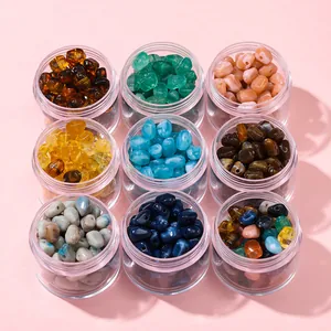 Détail de perles en acrylique irrégulières colorées pour création bijoux.