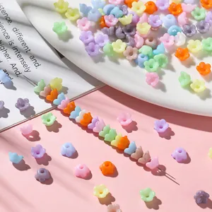 Gros plan de perles de muguet en acrylique pastel 6mm pour la création de bijoux DIY