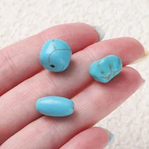Vue macro de trois perles en turquoise synthétique pour la création de bijoux DIY