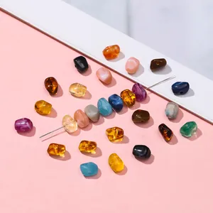 Gros plan de perles acryliques colorées irrégulières imitation pierre pour bijoux DIY