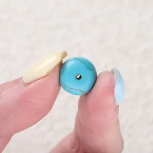 Gros plan sur une perle ronde en turquoise synthétique pour la création de bijoux
