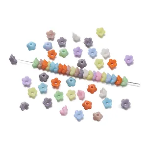 Gros plan de perles fleurs de muguet en acrylique couleur unie 6mm pour bijoux DIY