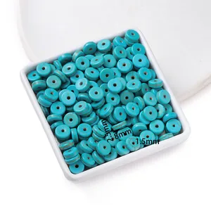 Vue macro détaillée de perles rondelles en turquoise de synthèse de 8x2,5 mm.